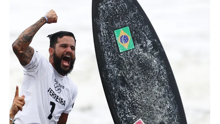 Ítalo Ferreira comemora a primeira medalha de ouro do surfe nas Olimpíadas (Foto: Getty Images)