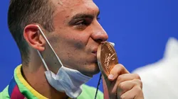 Fernando Scheffer beija a medalha de bronze conquistada em Tóquio (Foto: Getty Images)