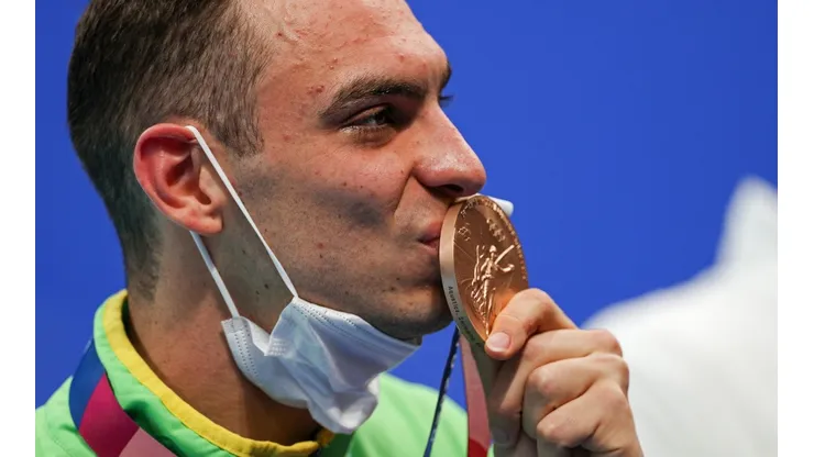 Fernando Scheffer beija a medalha de bronze conquistada em Tóquio (Foto: Getty Images)