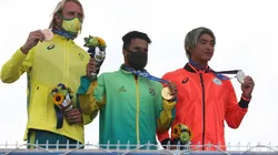 Owen Wright (esq.), Ítalo Ferreira (cen.) e Kanoa Igarashi (dir.) exibem suas medalhas em Tóquio (Getty Images)