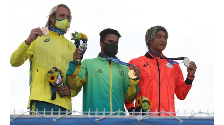 Owen Wright (esq.), Ítalo Ferreira (cen.) e Kanoa Igarashi (dir.) exibem suas medalhas em Tóquio (Getty Images)