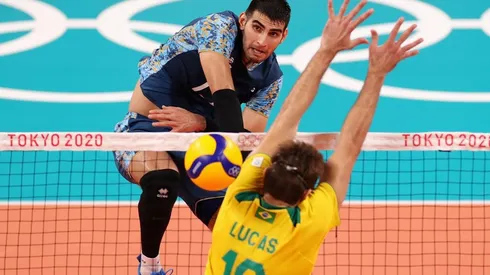 Lucão realiza bloqueio durante partida contra a Argentina (Foto: Getty Images)