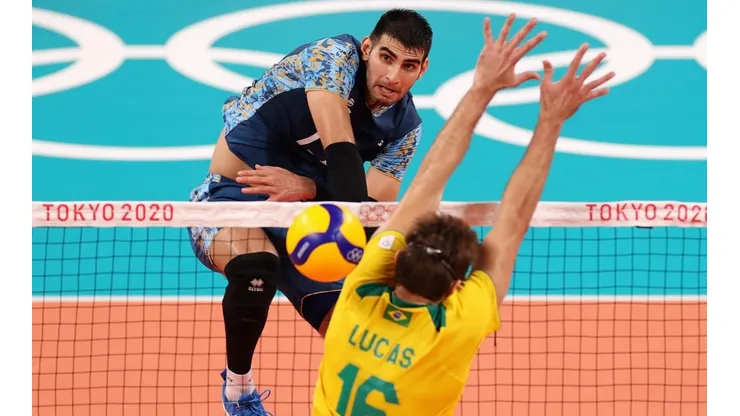 Lucão realiza bloqueio durante partida contra a Argentina (Foto: Getty Images)