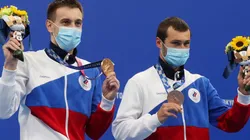 Ginastas do Comitê Olímpico Russo exibem medalhas de ouro na ginástica artistica (Foto: Getty Images)