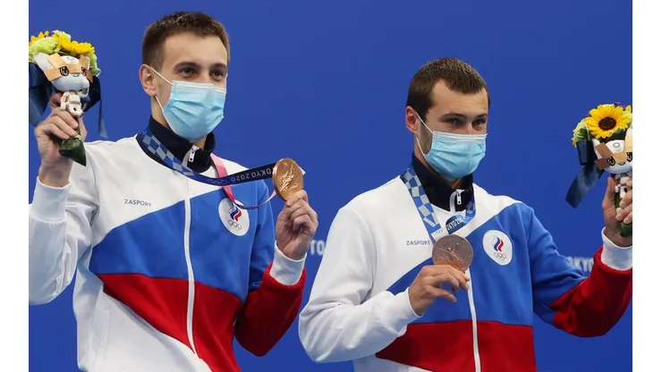 Ginastas do Comitê Olímpico Russo exibem medalhas de ouro na ginástica artistica (Foto: Getty Images)