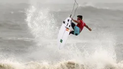 Ítalo Ferreira voando nas ondas do Japão (Foto: Getty Images)
