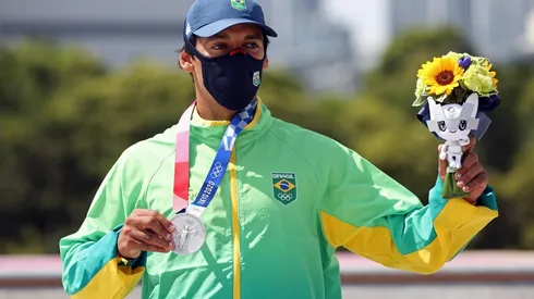 Kelvin Hoefler celebra medalha de prata no skate masculino (Foto: Getty Images)