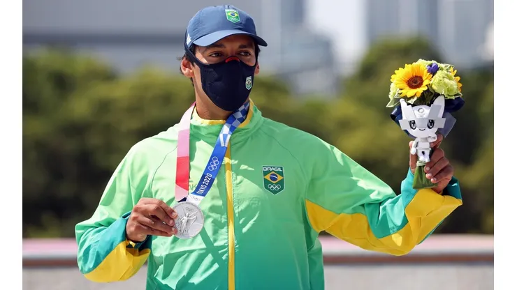 Kelvin Hoefler celebra medalha de prata no skate masculino (Foto: Getty Images)