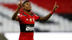 Bruno Henrique comemora um dos três gols marcados diante do São Paulo (Foto: Getty Images)