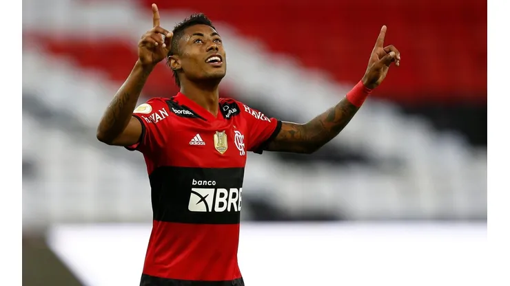 Bruno Henrique comemora um dos três gols marcados diante do São Paulo (Foto: Getty Images)