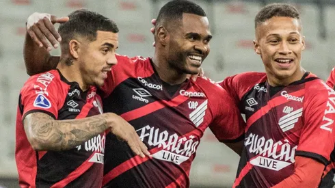 Nikão comemora seu gol com David Terans e Vitinho durante partida contra o America de Cali na Arena da Baixada pelo campeonato Copa Sul-Americana 2021. Foto: Robson Mafra/AGIF