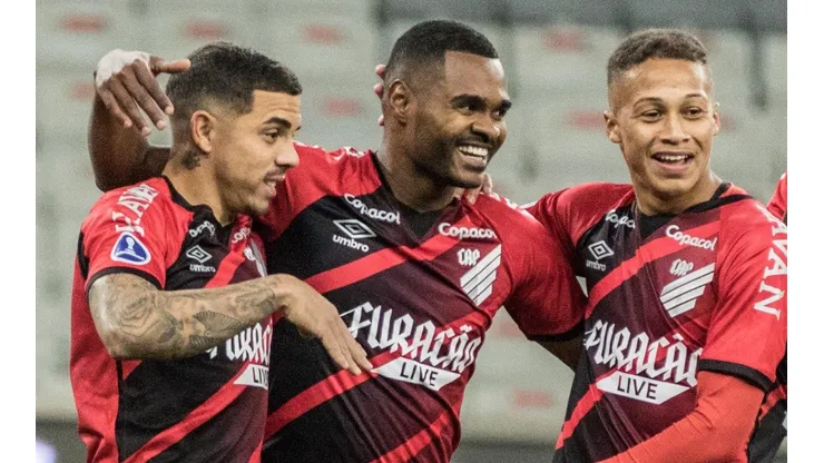 Nikão comemora seu gol com David Terans e Vitinho durante partida contra o America de Cali na Arena da Baixada pelo campeonato Copa Sul-Americana 2021. Foto: Robson Mafra/AGIF