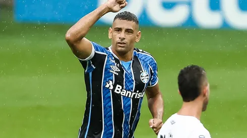 Diego Souza: contrato no Grêmio acaba em dezembro (Foto: Pedro H. Tesch/AGIF)