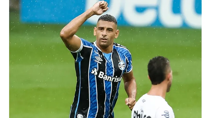 Diego Souza: contrato no Grêmio acaba em dezembro (Foto: Pedro H. Tesch/AGIF)