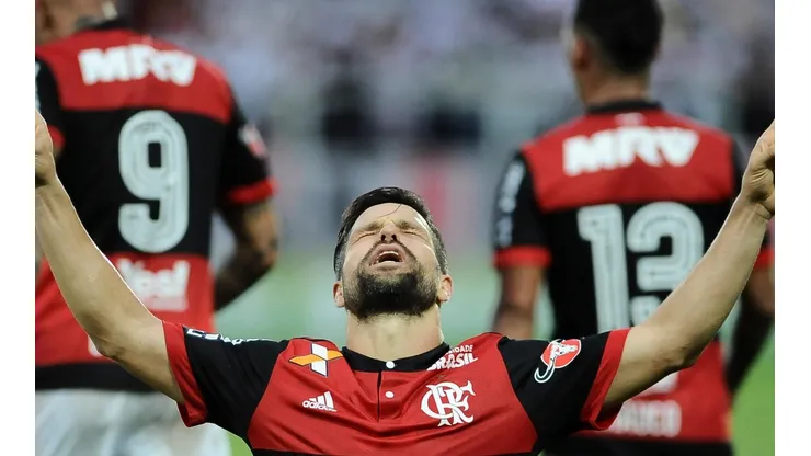 Diego comemora o gol marcado diante do São Paulo em 2017 (Foto: Armando Paiva/AGIF)