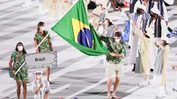 Bruninho e Ketleyn Quadros carregando a bandeira do Brasil (Foto: Getty Images)
