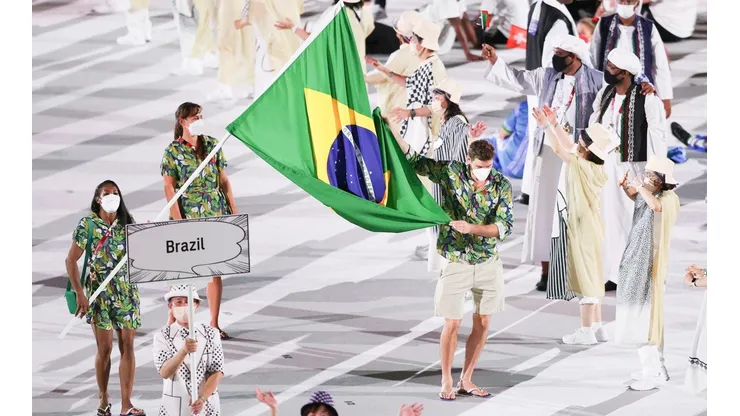 Bruninho e Ketleyn Quadros carregando a bandeira do Brasil (Foto: Getty Images)