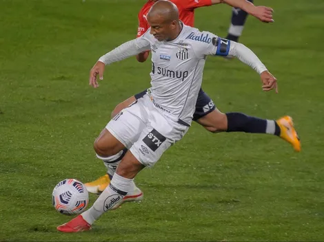 Titular do Independiente veste a camisa do Santos e torcida brinca na web