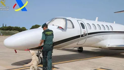 O avião estava com cerca de 30 pessoas, a maioria jogadores de poker (Foto: Guarda Civil de Ibiza)