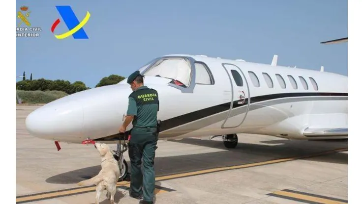 O avião estava com cerca de 30 pessoas, a maioria jogadores de poker (Foto: Guarda Civil de Ibiza)