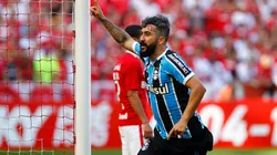 Douglas: ex-meia voltou a zoar o rival gremista (Foto: Lucas Uebel/Grêmio/Divulgação)