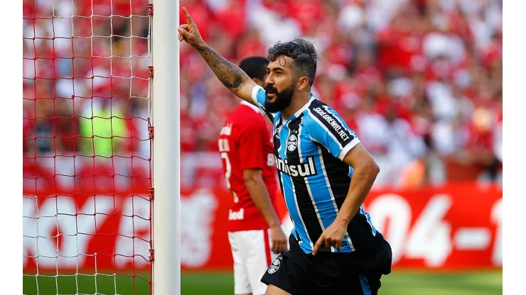 Douglas: ex-meia voltou a zoar o rival gremista (Foto: Lucas Uebel/Grêmio/Divulgação)