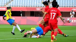 Rei Pelé parabeniza Marta após goleada da Seleção Brasileira feminina na estreia dos Jogos Olímpicos. (