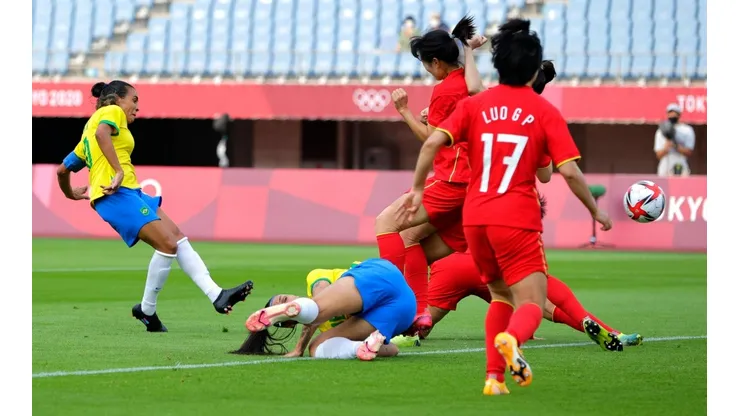 Rei Pelé parabeniza Marta após goleada da Seleção Brasileira feminina na estreia dos Jogos Olímpicos. (