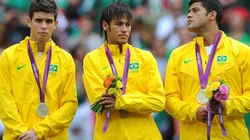 Oscar, ao lado de Neymar e Hulk, no pódio olímpico do futebol masculino em Londres (Foto: Getty Images)