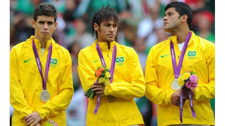 Oscar, ao lado de Neymar e Hulk, no pódio olímpico do futebol masculino em Londres (Foto: Getty Images)
