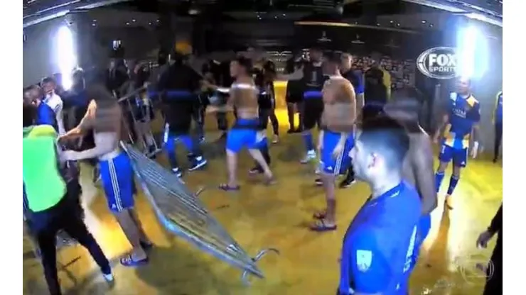 Jogadores do Boca Juniors passam a noite na delegacia para prestar depoimentos após confusão no jogo contra o Atlético-MG. (Reprodução)