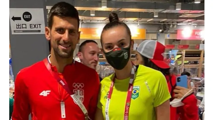 Jogadora de vôlei Gabi tieta e posta foto com o tenista Novak Djokovic: "Zerei a vida! Sou muito fã". (Foto: Reprodução Instagram)