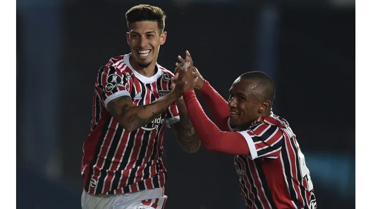 Rigoni e Marquinhos comemoram um dos gols da vitória do São Paulo sobre o Racing (Foto: Getty Images)