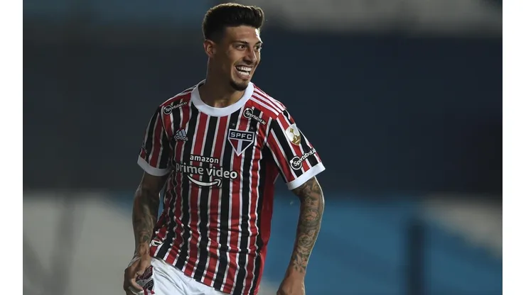 Argentino comemora o gol marcado diante do velho rival Racing (Foto: Getty Images)