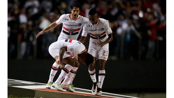 Jogadores do São Paulo comemoram o gol de Michel Bastos contra o Toluca, em 2016 (Foto: Getty Images)
