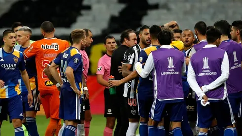 Jogo entre Atlético-MG x Boca Juniors termina em confusão após polêmica do VAR e classificação do time mineiro nos pênaltis. (Foto: