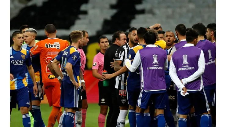 Jogo entre Atlético-MG x Boca Juniors termina em confusão após polêmica do VAR e classificação do time mineiro nos pênaltis. (Foto: