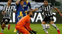 Falha de Éverson quase resultou no gol do Boca (Foto: Getty Images)