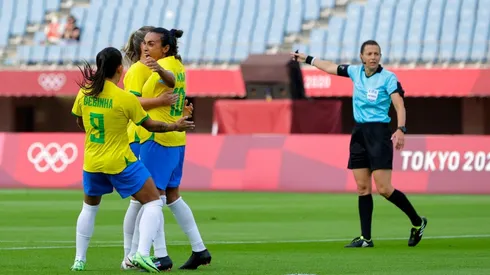 Marta comemorando um dos dois gols na vitória de 5×0 contra a China, no Estádio Miyagi, pela primeira rodada do Grupo F do futebol feminino das Olimpíadas de Tóquio-2020 (Foto: Getty Images)