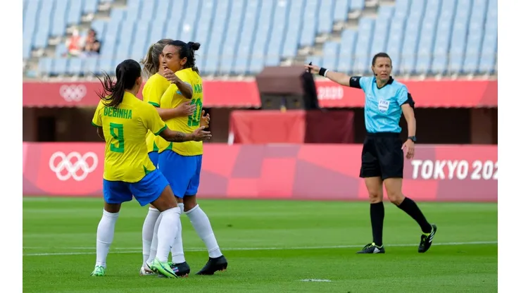 Marta comemorando um dos dois gols na vitória de 5×0 contra a China, no Estádio Miyagi, pela primeira rodada do Grupo F do futebol feminino das Olimpíadas de Tóquio-2020 (Foto: Getty Images)