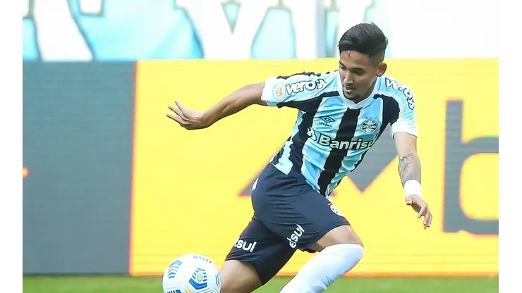 Jhonata vinha ganhando sequência com Tiago Nunes, mas virou reserva. (Foto: Pedro H. Tesch/AGIF)