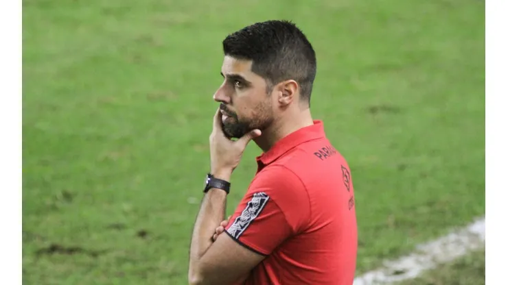 António Oliveira: treinador português não vinha utilizando jovem (Foto: Fernanda Luz/AGIF)