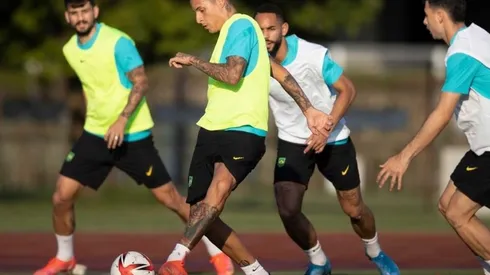 Guilherme Arana realizando um passe enquanto companheiros correm atrás da bola (Foto: Instagram/Reprodução)