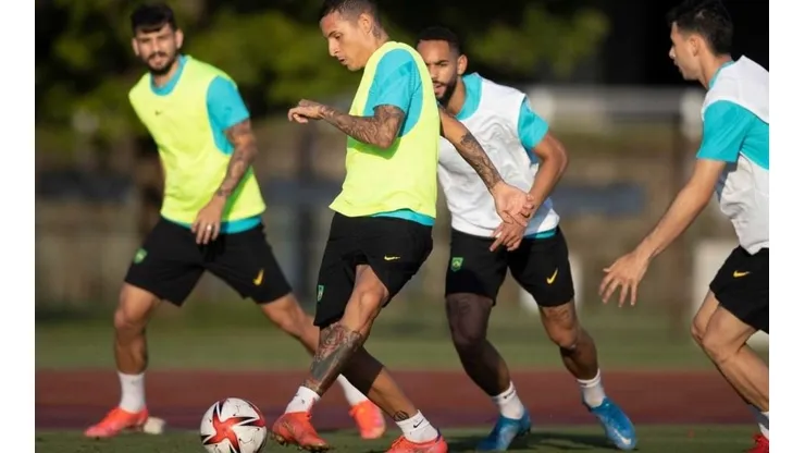 Guilherme Arana realizando um passe enquanto companheiros correm atrás da bola (Foto: Instagram/Reprodução)