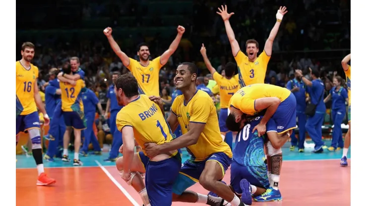 Seleção Brasileira de vôlei comemorando a vitória na final do vôlei masculino nas Olimpíadas de Rio-2016 (Foto: Getty Images)
