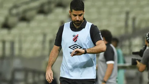 António Oliveira: na bronca por conta do tempo de acréscimos (Foto: José Tramontin/athletico.com.br/Divulgação)