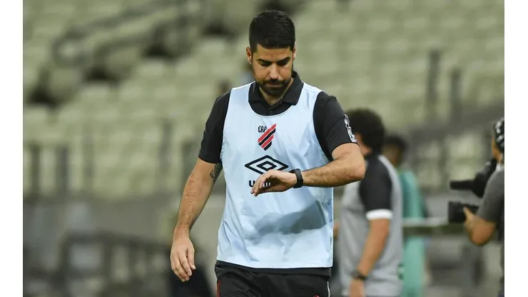 António Oliveira: na bronca por conta do tempo de acréscimos (Foto: José Tramontin/athletico.com.br/Divulgação)