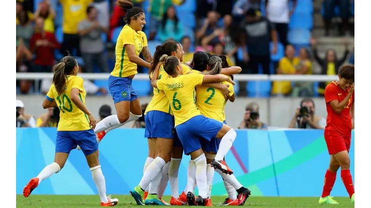 Equipe brasileira comemorando durante partida contra a China, nos Jogos Olímpicos do Rio, em 2016. (Foto: Getty Images)