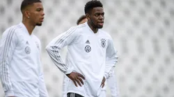 Jordan Torunarigha (dir.) e Benjamin Heinrichs (esq.) durante treinamento da Seleção Alemã Sub-21 (Foto: Getty Images)