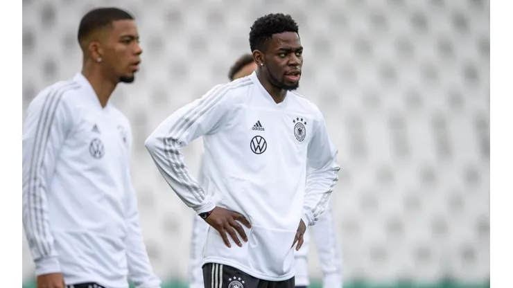 Jordan Torunarigha (dir.) e Benjamin Heinrichs (esq.) durante treinamento da Seleção Alemã Sub-21 (Foto: Getty Images)